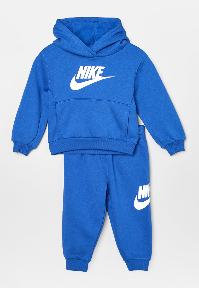 Set di felpa con cappuccio blu e pantaloni della tuta realizzato in morbido tessuto. Caratterizzato dal logo bianco Nike sulla parte anteriore e sulla gamba del pantalone. Include una tasca a marsupio.