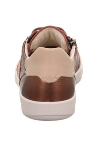 Braune und beige Leder-Sneaker, gepolsterter Kragen, Schnürverschluss, weiße Sohle, glatte und strukturierte Oberflächen mit Nahtdetails.