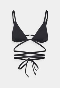 Fekete bikini felső, háromszög alakú kosarakkal, állítható pántokkal és keresztezett, többrétegű pántokkal a biztos illeszkedés érdekében.