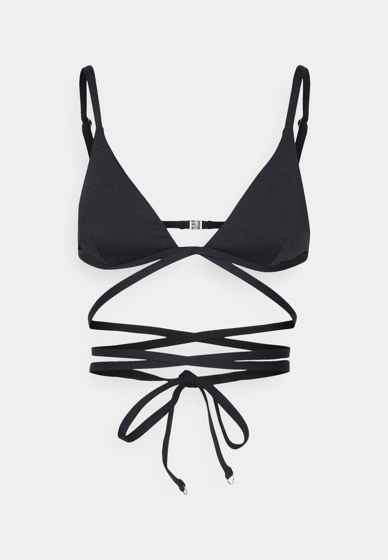 Fekete bikini felső, háromszög alakú kosarakkal, állítható pántokkal és keresztezett, többrétegű pántokkal a biztos illeszkedés érdekében.
