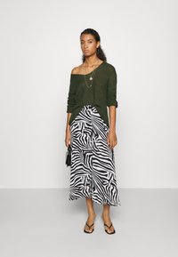 JDY JDYNEW MEGAN NOOS - Strickpullover - forest night