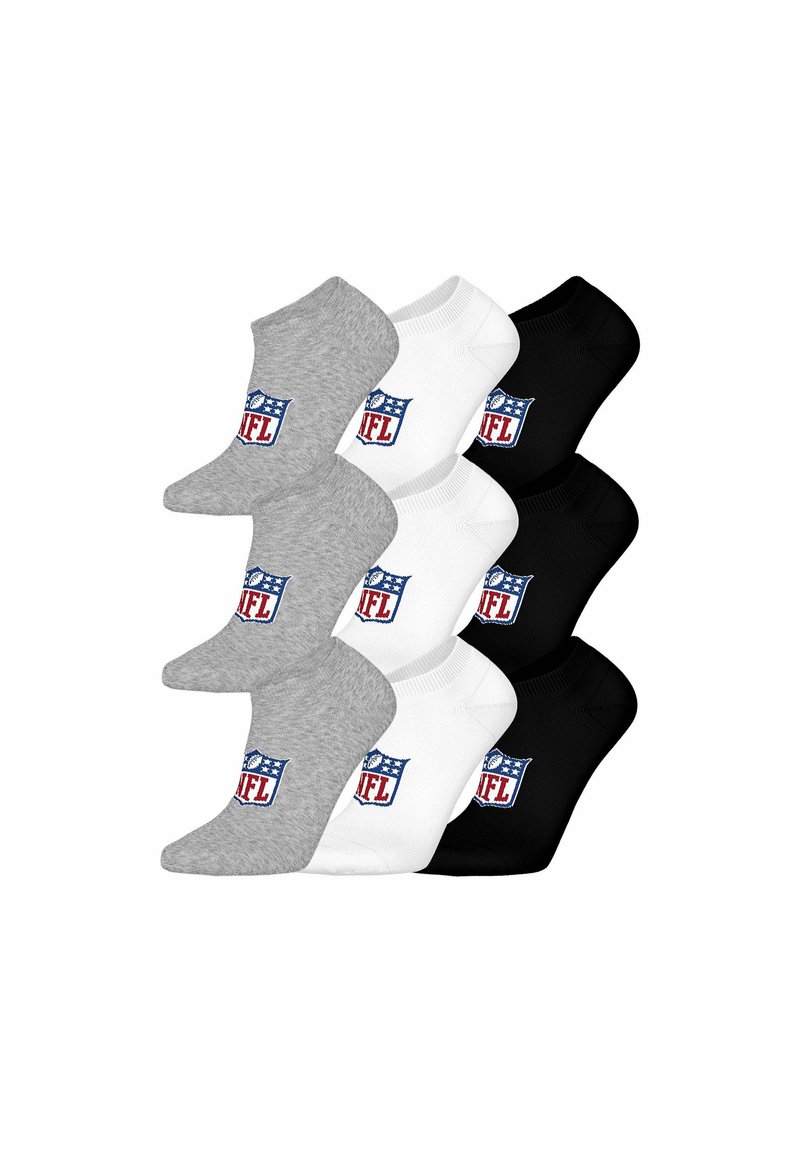 Sei paia di calzini alla caviglia in grigio, bianco e nero, ciascuna con un logo NFL a scudo rosso, bianco e blu sulla caviglia.