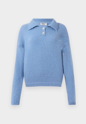 Suéter de punto azul claro con cuello tipo polo, cierre de tres botones y puños acanalados. Textura suave, corte relajado y diseño ligeramente corto.