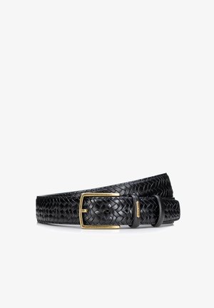 Cintura in pelle intrecciata nera con fibbia in metallo dorato e due anelli per il cinturino. La texture è intrecciata, offrendo un aspetto dettagliato.