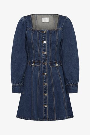 Rochie din denim albastru închis cu mâneci lungi bufante, închidere cu nasturi în față, două buzunare cu clape și decolteu pătrat.