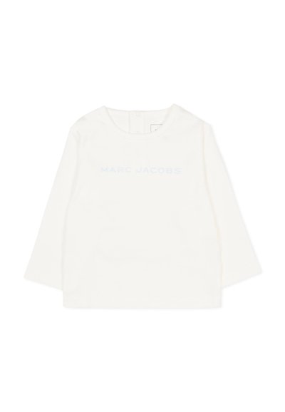 Camicia a maniche lunghe color crema realizzata in morbido cotone, con il logo "MARC JACOBS" blu chiaro stampato sul petto e una scollatura rotonda.