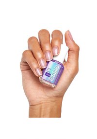 Bouteille de vernis à ongles violet tenue dans une main, avec une finition brillante et une étiquette transparente indiquant "essie" et "hard to resist". Les ongles montrent une couleur rose clair.