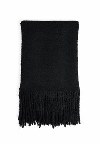 Sciarpa nera realizzata in materiale morbido e strutturato. Presenta frange lunghe sul fondo, forma rettangolare e colore uniforme senza motivi.