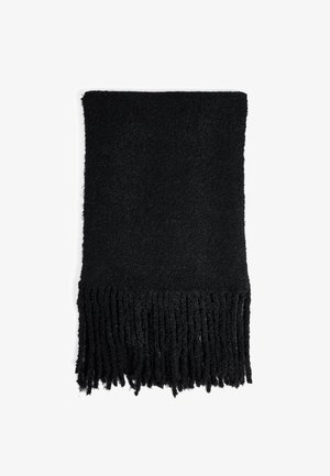 Čierny šál vyrobený z mäkkého, textúrovaného materiálu. Má dlhé franje na spodnej strane, obdĺžnikový tvar a jednotnú farbu bez vzorov.