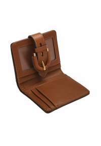 Portefeuille en cuir marron avec une finition texturée, comprenant un emplacement transparent pour une carte d'identité, des poches pour cartes et une sangle à boucle avec quincaillerie en ton doré.