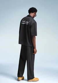 Bershka EMBROIDERED SHORT SLEEVE - Ing - black