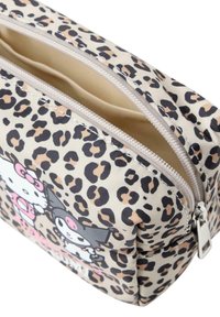 Leopardmönstrad kosmetikväska med en beige bakgrund, med Hello Kitty och en karaktärsgrafik, dragkedja och mjukt tyg.