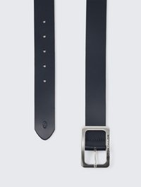 Námornícka modrá kožená opasok s obdĺžnikovou striebornou kovovou sponou. Obsahuje viacero dierok na prispôsobenie a hladký povrch.