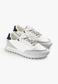 Keve lätt sneakers med vit mesh-överkärl och grå mockadetaljer samt marinblå inslag, kompletterat med en texturerad gummisula.