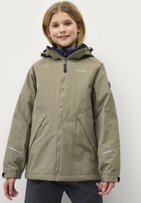 Khaki buitenjack met een rits aan de voorkant, kap en reflecterende accenten. Heeft een soepele textuur en geometrische naden voor het ontwerp.