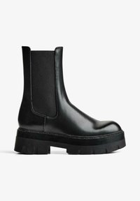 Cizme Chelsea din piele neagră cu panouri elastice pe lateral și talpă groasă cu platformă. Finisaj neted cu detalii minime de cusături.