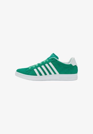 Zielone zamszowe sneakersy z białą gumową podeszwą, z białymi paskami po bokach i pasującymi sznurówkami. Czysty, sportowy design.
