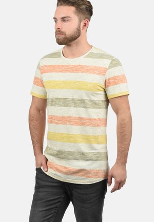 Camiseta de rayas en beige, con líneas horizontales en naranja, amarillo y verde. Mangas cortas, cuello redondo y un corte holgado.