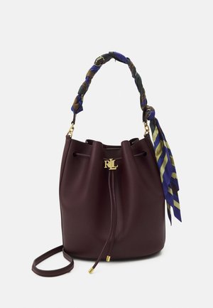 Ciemnobrązowa skórzana torba typu bucket z złotym logo RLL, z zapięciem na sznurek, skręcanym rączką z tkaniny w odcieniach niebieskiego i zielonego oraz odpinanym paskiem na ramię.
