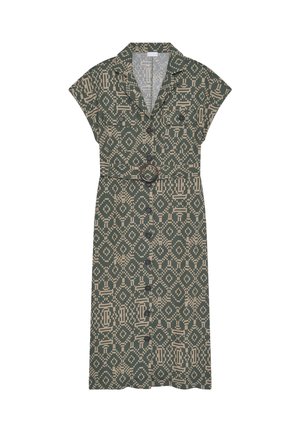 Robe midi à motifs verts et beiges avec boutons sur le devant, manches courtes, col, poches avant et ceinture à boucle à la taille.