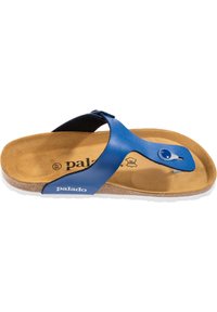 Blå flip-flop-sandal med läderrem, gummisula och formad korkfotbädd. Har en metallaccent och varumärkeslogotyp.