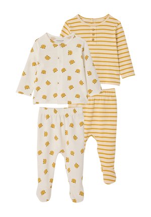 Zwei Sets langärmliger Baby-Pyjamas: eines mit weißem Stoff und braunen Bärengesichtern, das andere mit gelb-weißen horizontalen Streifen.