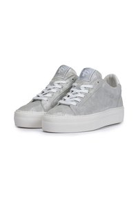 Sneakers in suede argentato con finitura testurizzata, lacci bianchi e suole spesse in gomma bianca. Etichetta con logo sulla linguetta. Design piatto.