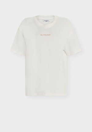 Λευκό T-shirt με κοντά μανίκια και στρογγυλή λαιμόκοψη, με μικρό κόκκινο κείμενο «Marc O'Polo Denim» στο κέντρο του στήθους.