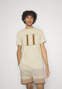 Les Deux ENCORE T-SHIRT - T-shirt estampada - oyster gray/dark sand