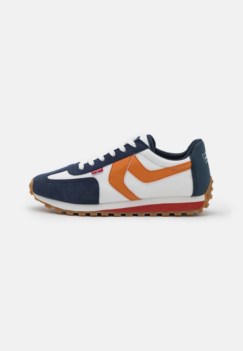 Sneaker mit einem Obermaterial aus marineblauem Wildleder und weißem Textil, mit orangenen Akzenten und einer Sohle aus Gummirubber. Schnürdesign, im Retro-Stil.