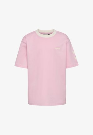 Lichtroze T-shirt met korte mouwen, witte ronde hals, klein "hummel" logo op de borst en witte chevronstrepen op de rechtermouw.