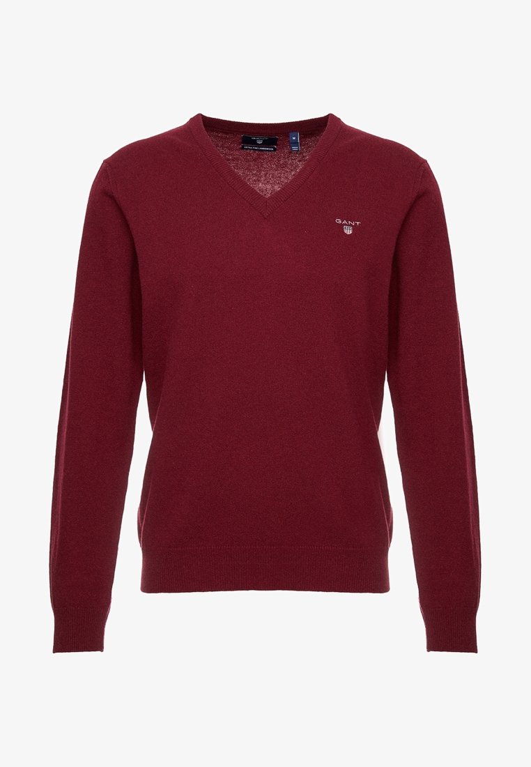 Pull Gant bordeaux à manches longues, avec un col en V et un petit logo brodé, présenté sur un fond blanc.