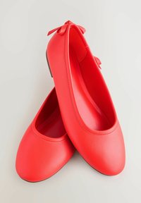 Rote Ballettschuhe aus Leder mit abgerundetem Zehenbereich und kontrastierender Innenausstattung. Verfügen über eine Schleifenapplikation an der Ferse und ein minimalistisches Design.