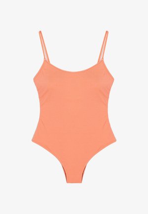 Costume da bagno intero color corallo con sottili spalline regolabili e scollo a girocollo, esposto su uno sfondo bianco.