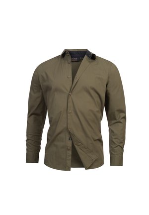 Camisa de manga larga verde oliva de algodón, con un frontal abotonado, cuello en contraste y detalles de botones. Textura suave.