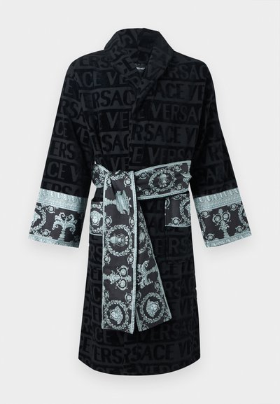 Μαύρο μπουρνούζι Versace με ανάγλυφο σχέδιο λογότυπου, αντίθετο φως μπλε μπαρόκ τύπωμα στις μανσέτες και τη ζώνη, και γιακά σάλι.