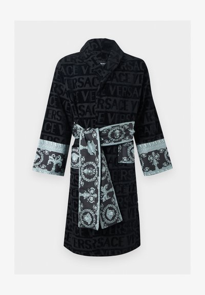 Μαύρο μπουρνούζι Versace με ανάγλυφο σχέδιο λογότυπου, αντίθετο φως μπλε μπαρόκ τύπωμα στις μανσέτες και τη ζώνη, και γιακά σάλι.