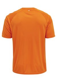 T-shirt de sport à manches courtes de couleur orange vif, fabriqué dans un matériau lisse et léger. Il dispose d'un col rond et de coutures d'épaule.