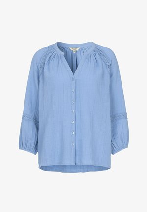 Jasnoniebieska bluzka na guziki z rękawami 3/4, koronkową lamówką na ramionach i rękawach oraz marszczonymi detalami materiału.