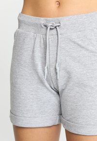 Grå bomullsshorts med elastisk midja och snörning, uppvikta fållar och en mjuk, slät textur.