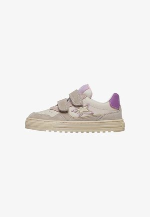 Sneaker in suede beige con dettagli viola e disegno a stella. Presenta una punta perforata e una suola in gomma testurizzata.
