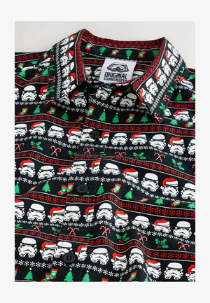Cămașă neagră cu nasturi, decorată cu un model de căști de stormtrooper, căciulițe de Moș Crăciun roșii, brăduți verzi și simboluri de sărbătoare pe un material texturat.