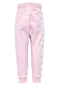 Ljust rosa sweats med ett ribbat midjeband. Sidan har vita chevronränder och muddar vid fållen. Mjuk textur, avslappnad design.