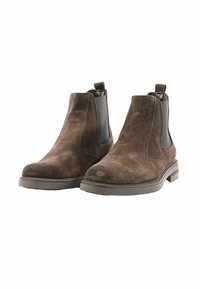 Stivaletti Chelsea in suede marrone con pannelli elastici laterali, suole in gomma piatta e un tirante. Texture liscia con un aspetto leggermente usurato.