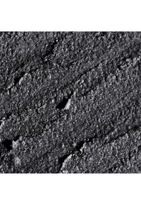 Mustavalkoinen lähikuva karkeasta hiekasta tai sorasta muistuttavasta teksturoidusta pinnasta, jolle on ominaista karheat, epätasaiset kuviot ja hajallaan olevat hienot hiukkaset.