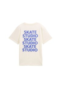 Grietos medvilnės marškinėliai su pakartotiniais mėlynais užrašais: "SKATE STUDIO" ryškiu, blokuotų raidžių šriftu ant nugaros. Trumpomis rankovėmis ir apvaliu iškirpimu.