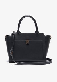 Svart läderhandväska med en strukturerad design, dubbla handtag överst, en justerbar axelrem och en guldアクセサリ på framsidan.