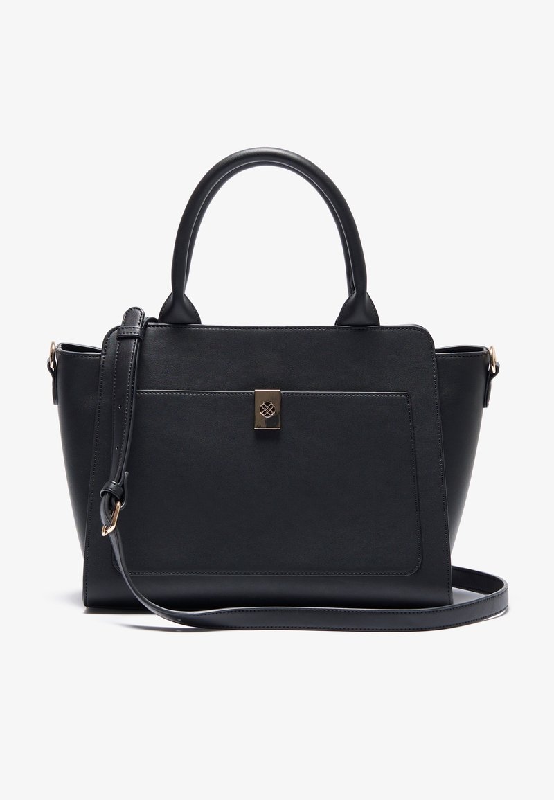 Svart läderhandväska med en strukturerad design, dubbla handtag överst, en justerbar axelrem och en guldアクセサリ på framsidan.