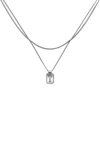 Silvertone halsband med två kedjor; har en rektangulär berlock med en ingraverad palmträd-design. Slät metallfinish, minimalistisk stil.