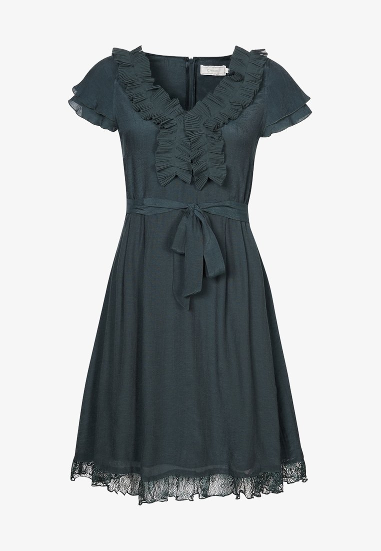 Robe vert foncé longueur genou avec manches courtes volantées, encolure en V froncée, ceinture à nouer à la taille et bordure en dentelle à l'ourlet.